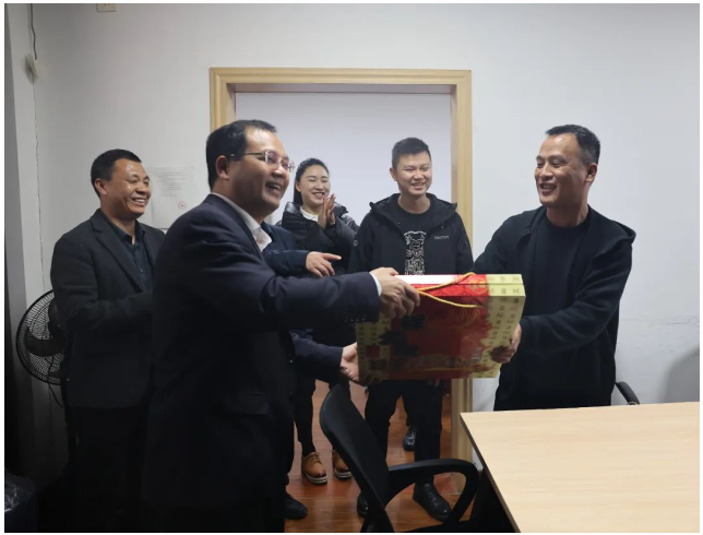 新春开工鼓劲头，凝心聚力启征程 | 韦宏带队发展节后复工走访慰问